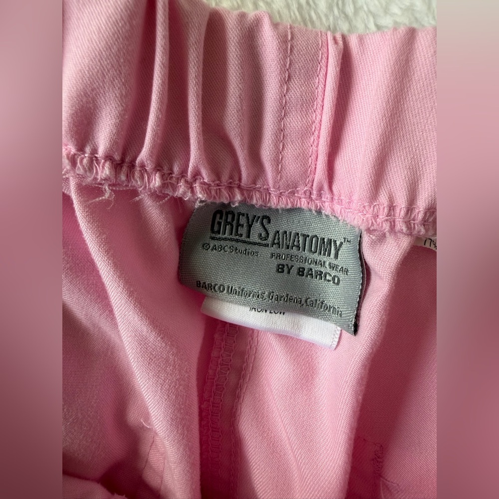Baby pinks greys anatomy scrubs - Picture 4 of 5